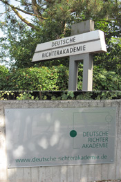 Unser Bild zeigt die Beschilderung der Deutschen Richterakademie
