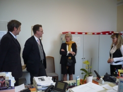Gespräch im Tagungsbüro