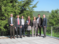 Auf der Terrasse der Tagungsstätte mit Blick in die Olewiger Weinberge