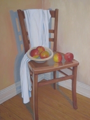 Stuhl mit Schale und Äpfeln